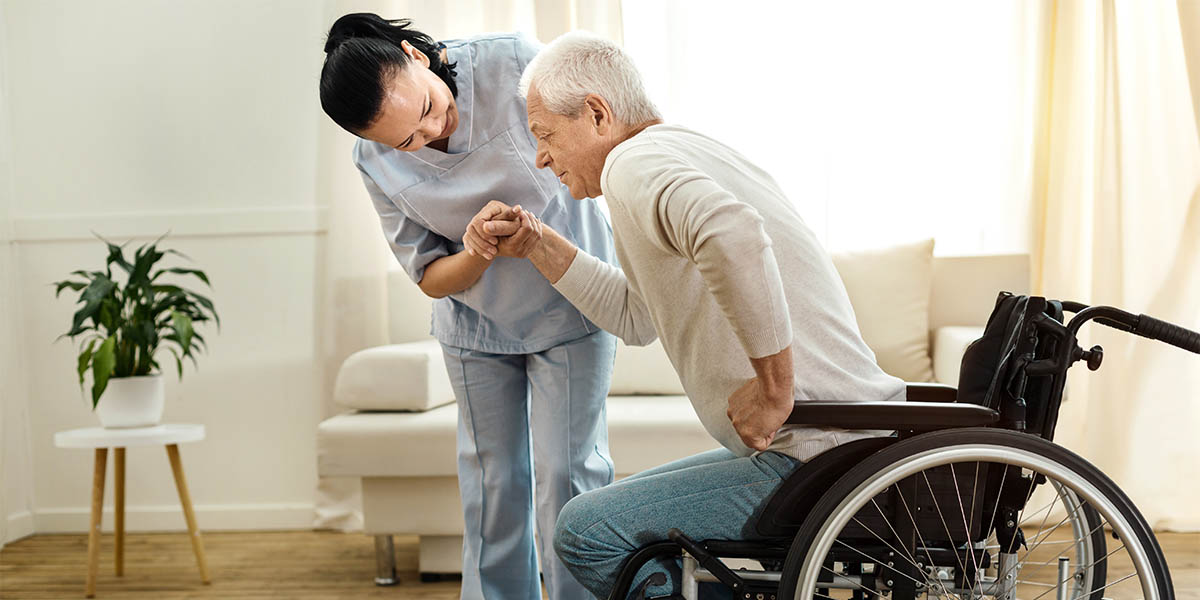 Профессия сиделка: где учиться, зарплата, плюсы и минусы