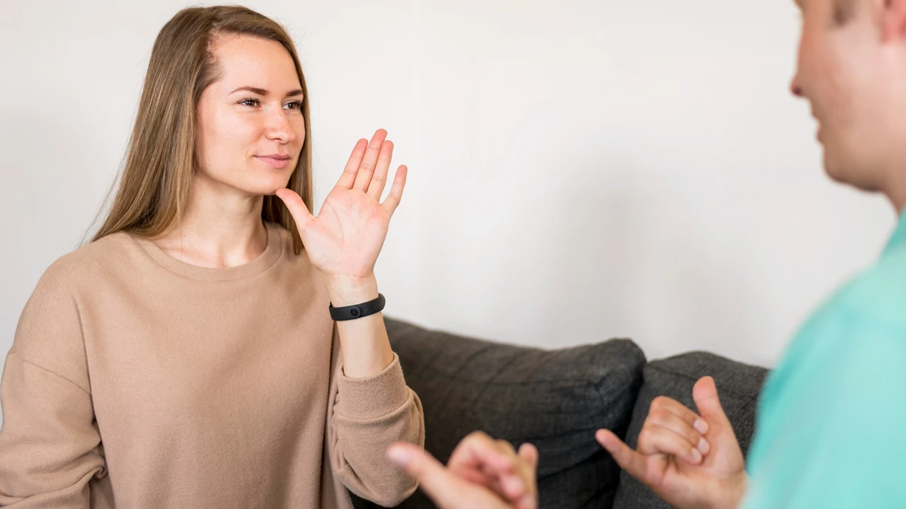 Сурдопереводчик &mdash; где учиться, сколько зарабатывать