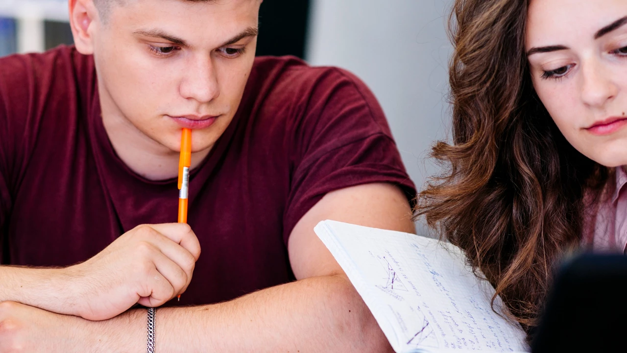 Куда поступить после 11 класса мальчику, юноше, парню?