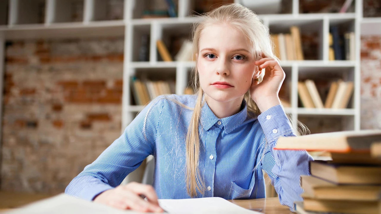 Куда можно поступить с обществознанием после 11 класса?