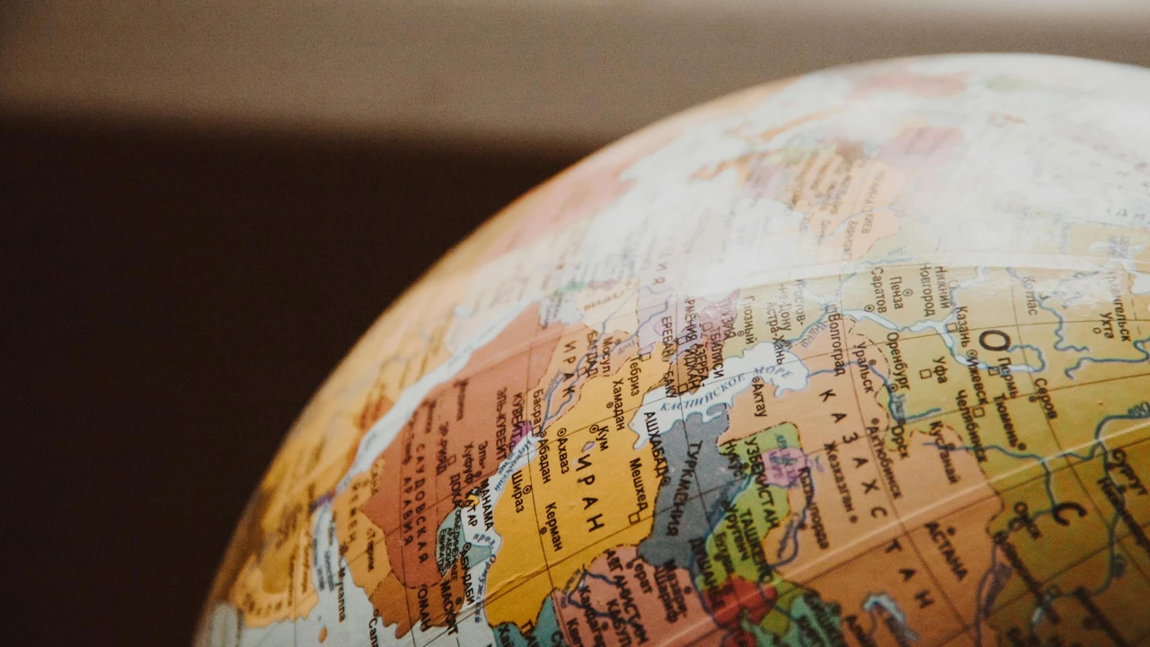 Куда можно поступить, если сдавать общество и географию?