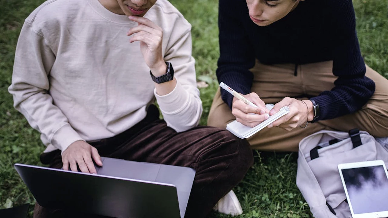 Почему подростки идут учиться “за другом” — и чем это может обернуться?