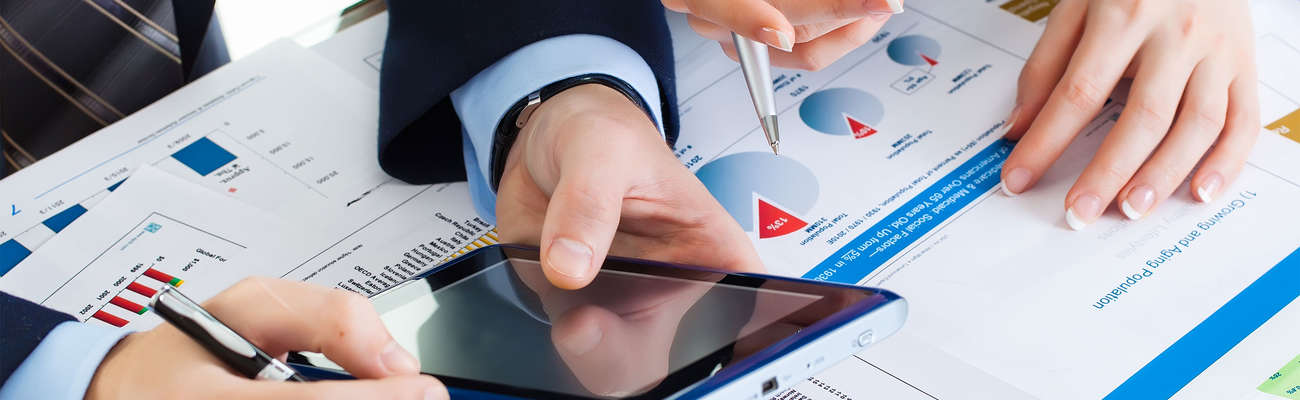 Financial Analyst: what they do, how to become one, and where to study