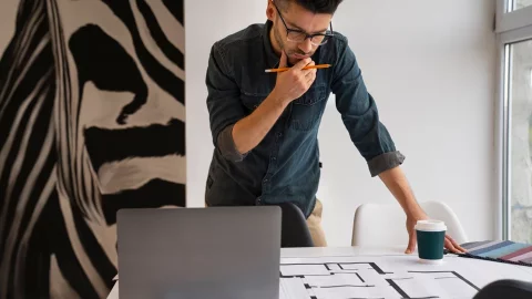 Дизайнер коммерческих интерьеров