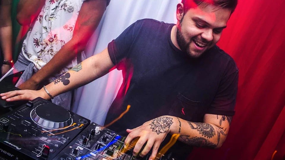 Профессия диджей (DJ)