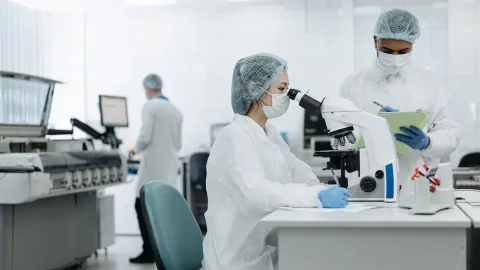 Врач – медицинский микробиолог