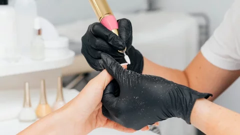 Мастер маникюра (маникюрщица)