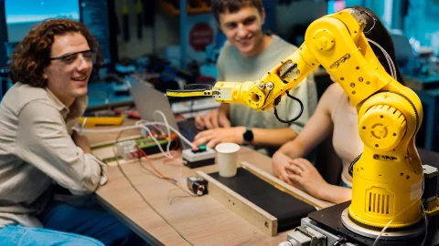 Робототехник (роботехник)